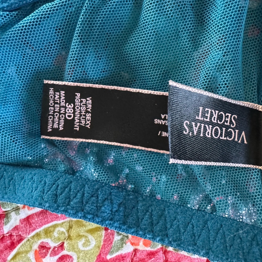 Victorias Secret 38D bra and panties - Picture 4 of 7
